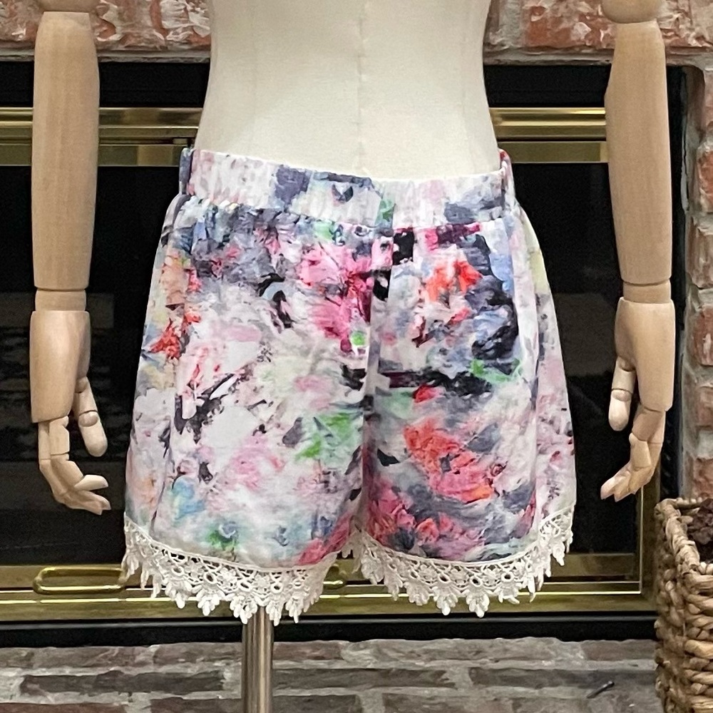 Floral abstract watercolor shorts with lace trim / M/L / Excellent condition - Picture 8 of 11